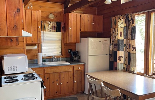 West Branch Cottage | Charming 3-bedroom cottage on Lake Ogemaw in West Branch, Michigan