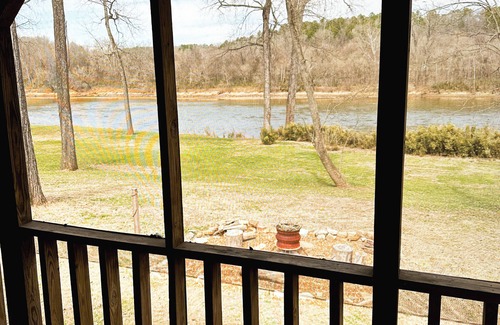 Boswell Cabin | Charming 3-bedroom, waterfront cabin in delightful Zion with WiFi & AC