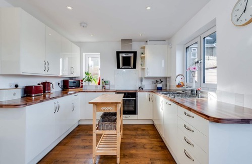 Oxford House | Charming 3 BR House - Garden Parking Near CS Lewis Park