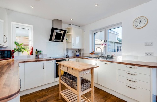 Oxford House | Charming 3 BR House - Garden Parking Near CS Lewis Park