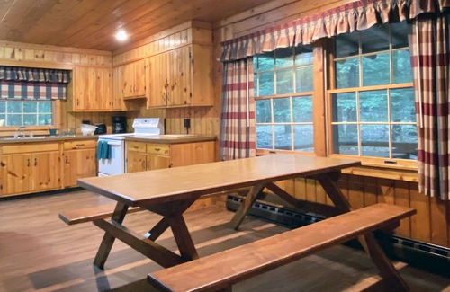 Reeders Cabin | Charming 3 BR Log Cabin in the Poconos