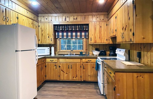 Reeders Cabin | Charming 3 BR Log Cabin in the Poconos