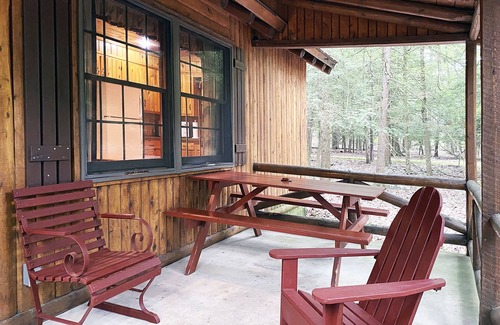 Reeders Cabin | Charming 3 BR Log Cabin in the Poconos