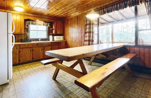 Reeders Cabin | Charming 3 BR Log Cabin in the Poconos