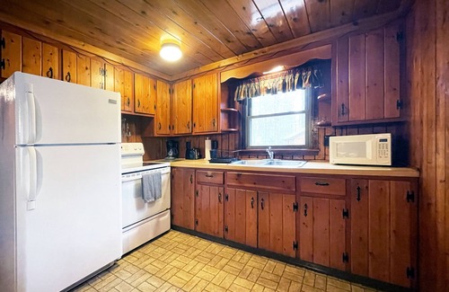 Reeders Cabin | Charming 3 BR Log Cabin in the Poconos