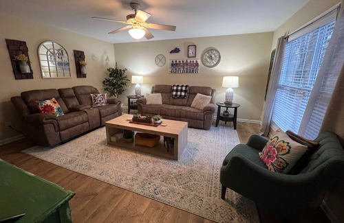 St. Matthews House | Charming 3 BR Near Shopping, Dining, and Nightlife