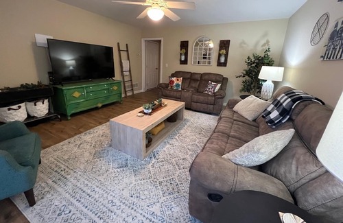 St. Matthews House | Charming 3 BR Near Shopping, Dining, and Nightlife