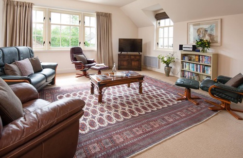 Kelso House | Charming 3 Storey Townhouse with a Private Courtyard in a Pet Free Environment
