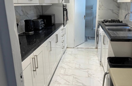 Belvedere House | Charming 3B Home in East London - Cozy & Central
