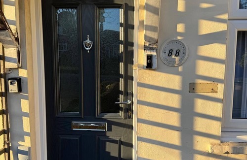 Belvedere House | Charming 3B Home in East London - Cozy & Central