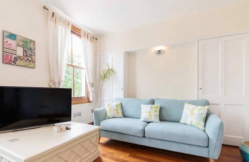 Bow West Apartment | Charming 3BD Flat - 5 Minutes to Victoria Park
