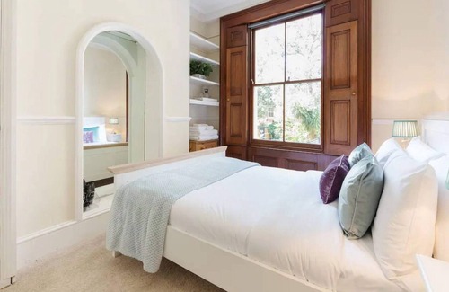 Bow West Apartment | Charming 3BD Flat - 5 Minutes to Victoria Park