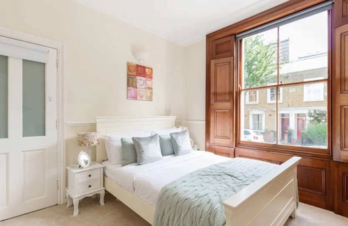Bow West Apartment | Charming 3BD Flat - 5 Minutes to Victoria Park