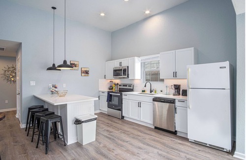Near East Side Cottage | Charming 3br/2ba Gem Close to Downtown/Riverwalk