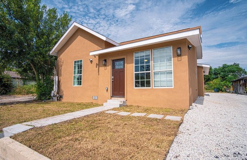 Near East Side Cottage | Charming 3br/2ba Gem Close to Downtown/Riverwalk