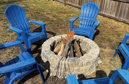 Joplin House | Charming 3BR/2Bath home with firepit, large fenced yard, pet friendly.