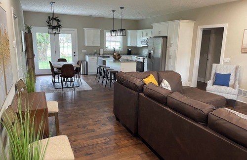 Elizabethtown House | Charming 3BR Getaway Near E-Town Sports Park - Wi-Fi + AC in Scenic Glendale