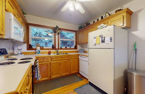 Scaly Mountain House | Charming 3BR home in Scaly Mountain with a full kitchen and high speed internet