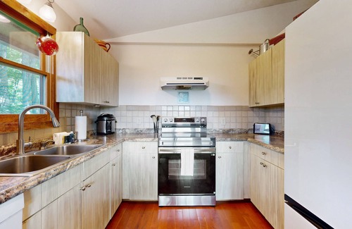 Waynesville House | Charming 3BR house with Mountain Views, Full Kitchen, and Dog Friendly