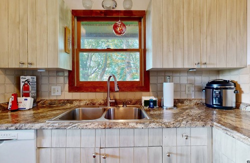 Waynesville House | Charming 3BR house with Mountain Views, Full Kitchen, and Dog Friendly