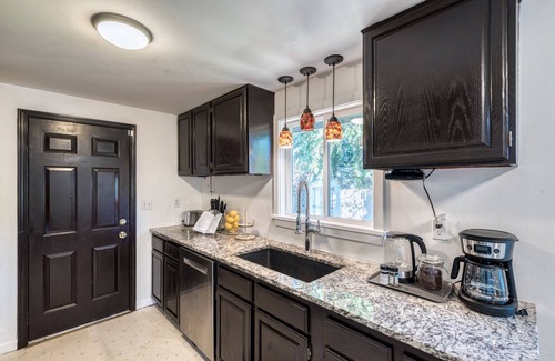 Cascade House | Charming 4 BDRM /1 Bath Home ♠ Mins from Airport