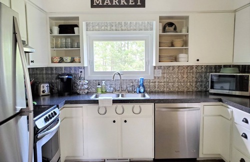 Williamsburg House | Charming 4 Bed/2 Bath Farmhouse - 3.6 Miles to Traverse City Horse Show/GLEF
