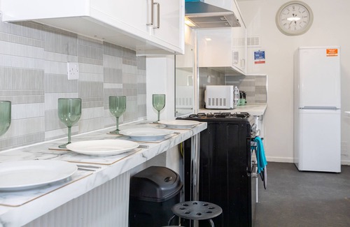 Salford House | Charming 4-bed Guest House in Salford