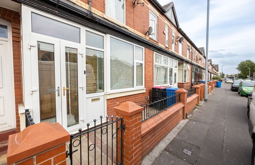 Salford House | Charming 4-bed Guest House in Salford
