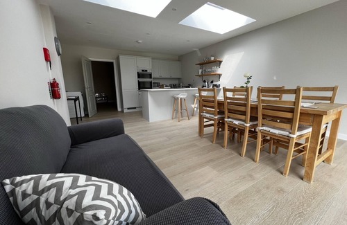 Winchester House | Charming 4-Bed House in Winchester,Free Parking