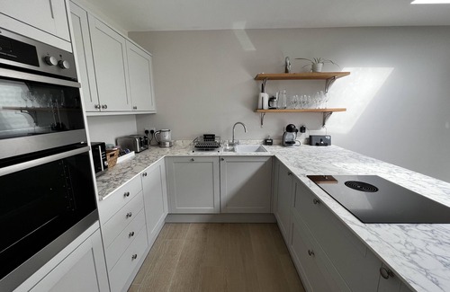 Winchester House | Charming 4-Bed House in Winchester,Free Parking