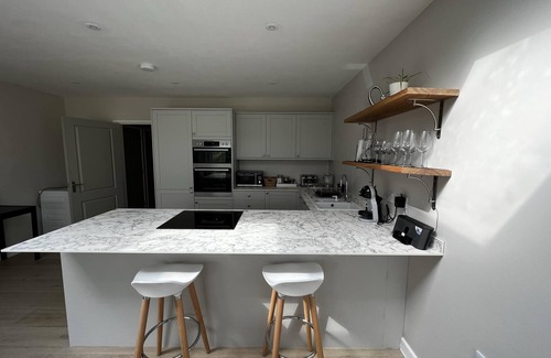 Winchester House | Charming 4-Bed House in Winchester,Free Parking