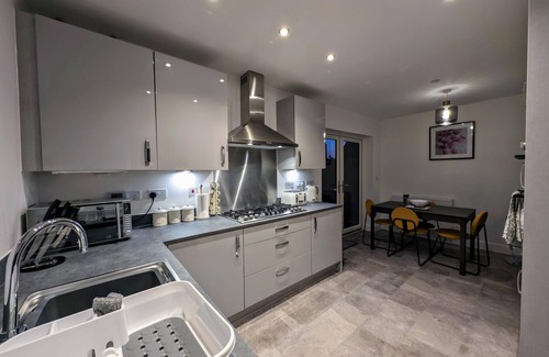 Llanwern House | Charming 4-bed House in Newport