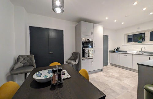 Llanwern House | Charming 4-bed House in Newport