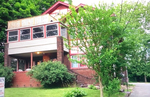 Youngstown House | Charming 4-bedroom apt. in house near YSU with WiFi located in Youngstown, Ohio
