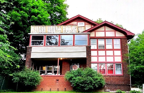Youngstown House | Charming 4-bedroom apt. in house near YSU with WiFi located in Youngstown, Ohio
