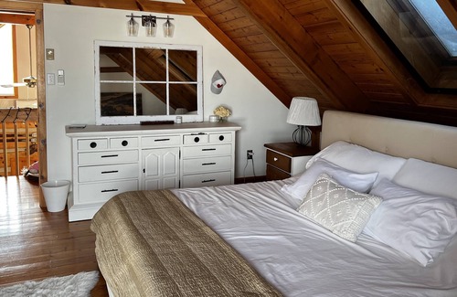 The Blue Mountains Ski Chalet | Charming 4 Bedroom Chalet located on a 1-acre lot w/hot tub.