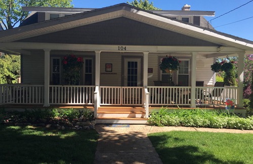 Charlevoix House | Charming 4-Bedroom Charlevoix CottagenCity of Charlevoix STR License 20-00007