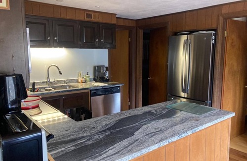 Montgomery Center Ski Chalet | Charming 4-bedroom chalet 5 min to Jay Peak with WiFi