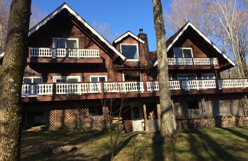 Montgomery Center Ski Chalet | Charming 4-bedroom chalet 5 min to Jay Peak with WiFi