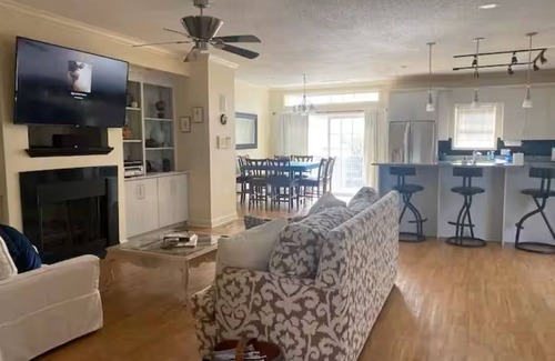 Florence Condo | Charming 4-bedroom condo with WiFi, AC in fabulous Florence Downtown