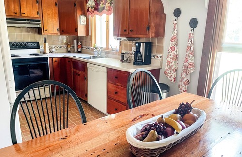 Weston Cottage | CHARMING 4-bedroom cottage in Weston, Vermont. CLOSE TO SKI RESORTS
