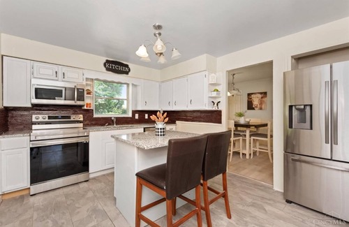 Roselawn Finance House | Charming 4-bedroom house with WiFi, AC in brilliant Cincinnati, Silverton area.