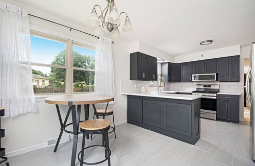 Grandville House | Charming 4-bedroom house with AC, WiFi, and a swimming pool in Grandville