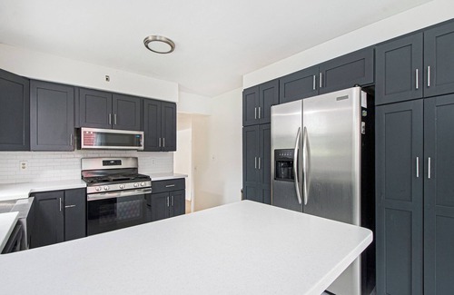 Grandville House | Charming 4-bedroom house with AC, WiFi, and a swimming pool in Grandville
