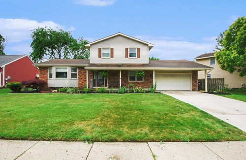 Grandville House | Charming 4-bedroom house with AC, WiFi, and a swimming pool in Grandville