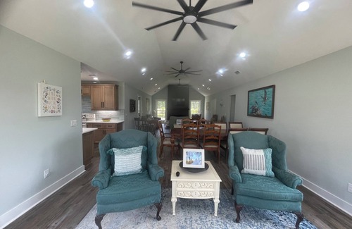 Boiling Spring Lakes House | Charming 4-bedroom house with AC, WiFi in welcoming Southport