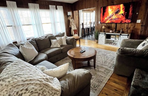 Franklin House | Charming 4-bedroom house with WiFi, AC in welcoming Franklin