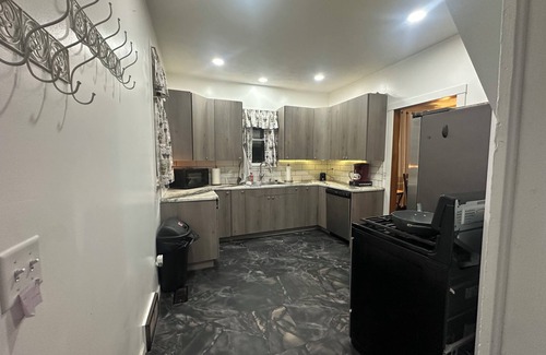 Glenwood House | Charming 4-bedroom House, Full Amenities, Entertainment, Pet & Family Friendly