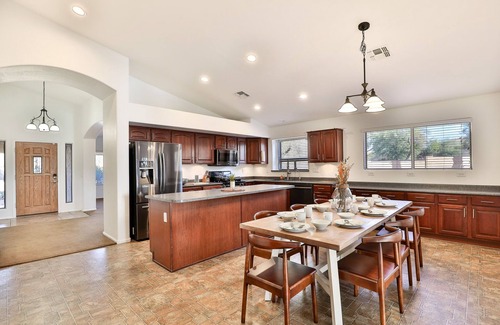 Canyon Trails House | Charming 4-bedroom house with Pool BBQ & Firepit close to freeway