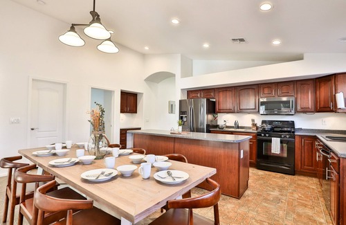 Canyon Trails House | Charming 4-bedroom house with Pool BBQ & Firepit close to freeway